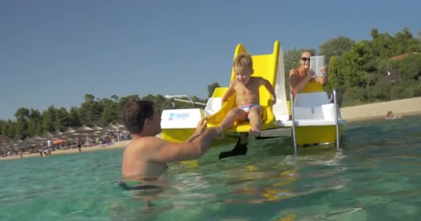 Famiglia avendo divertente in acqua — Video Stock