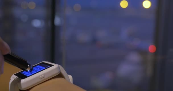 Frau tippt Telefonnummer auf Smartwatch — Stockvideo