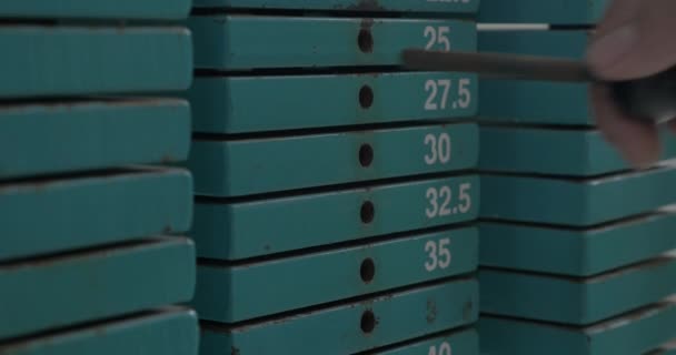 Ustalanie wagi na maszyny ćwiczeń — Wideo stockowe