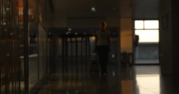 Mulher com mala andando no aeroporto — Vídeo de Stock