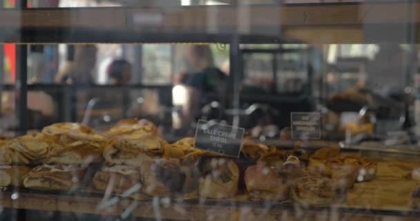 Deliciosos bollos en el escaparate de la panadería — Vídeo de stock