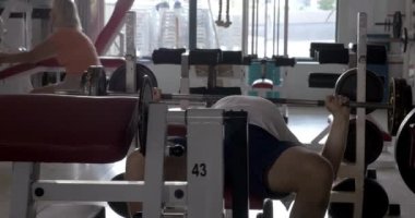 Bench press egzersiz jimnastik salonu yapan erkek