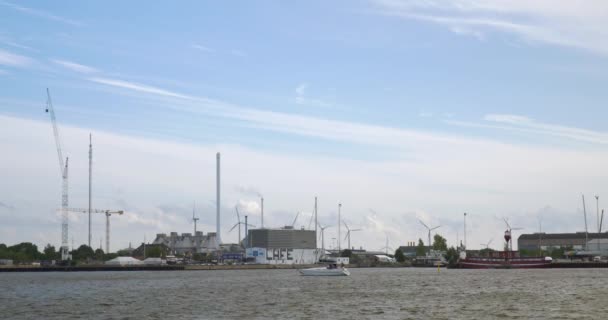 Boot varen in de stadshaven — Stockvideo