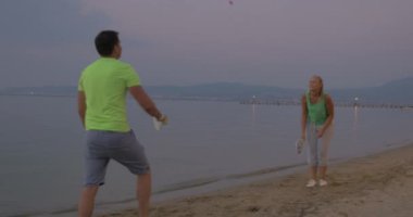 Genç çift kendilerini plaj Tenisi ile eğlenceli