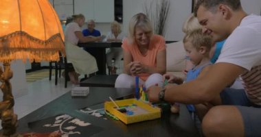 Aile ve çocuk inşaat oyuncakla oynamak