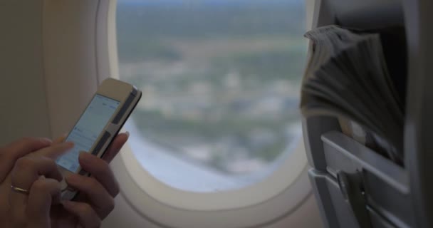 Femme tapant sms dans l'avion volant — Video