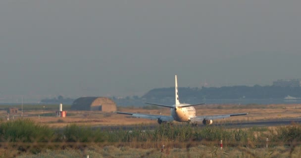 Avión en la pista de aterrizaje — Vídeos de Stock