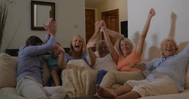 Familie schaut Sportereignis im Fernsehen und freut sich über Sieg — Stockvideo