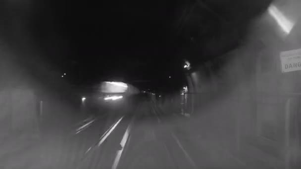 Timelapse monocromo del tren subterráneo en la ruta — Vídeo de stock