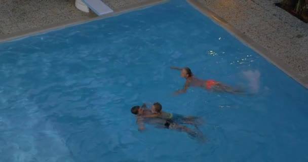 Padre, madre e figlio che fanno il bagno in piscina — Video Stock