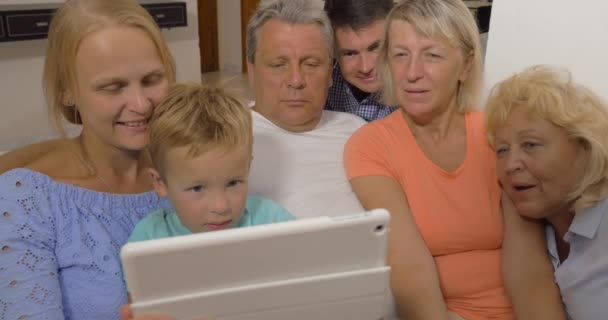 Gran familia viendo algo en el panel táctil — Vídeos de Stock