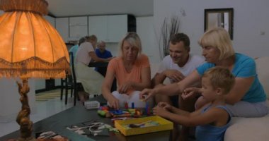 Oyuncakları birlikte oynarken ile aile eğlence