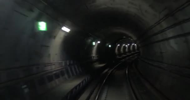 Timelapse del tren subterráneo en la ruta — Vídeo de stock