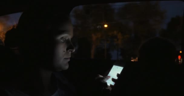 Mujer con móvil en el coche por la noche — Vídeo de stock