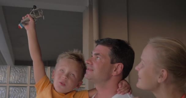 Sur le balcon de la maison est heureuse famille ensemble — Video