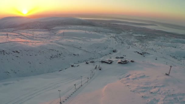 Sonnenaufgang über Skigebiet in den Bergen — Stockvideo