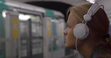 Metro müzik kadın