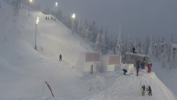 Volar sobre la pista para el salto de esquí — Vídeo de stock