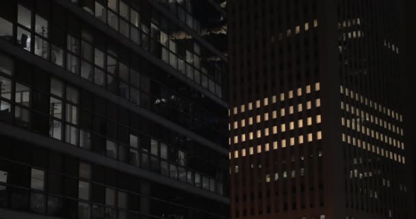 Edificios de oficinas por la noche — Vídeos de Stock