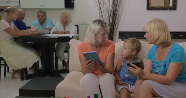 Child and grandmothers with electronics — Stock Video
