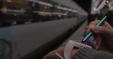 Akıllı izle metro istasyonunda kullanan kadın