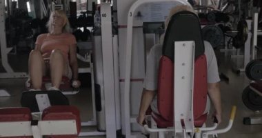Üst düzey kadın fitness merkezinde egzersiz