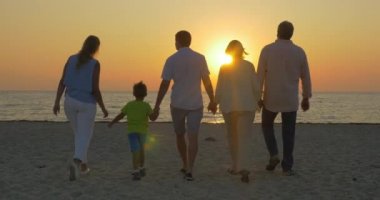 Denizin üzerinde altın batımını aile