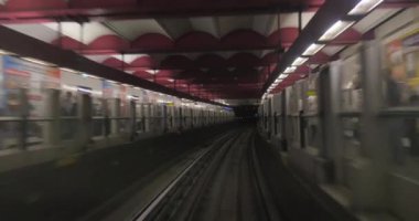Metro tren istasyona gelen