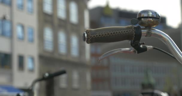 Fahrradlenker und Stadt — Stockvideo