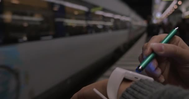 Mujer usando reloj inteligente en la estación de metro — Vídeos de Stock