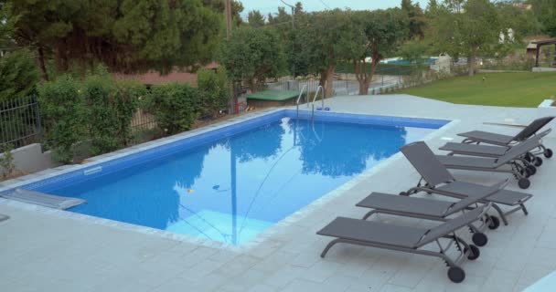 Cinemagraph - Piscina en el patio trasero de la villa — Vídeos de Stock