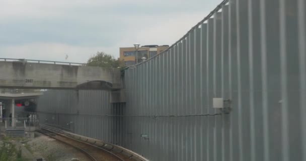 Tren que llega a la estación de la ciudad — Vídeo de stock