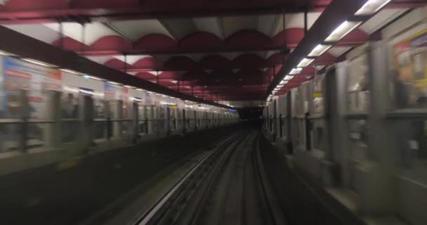 Tren subterráneo que llega a la estación — Vídeo de stock