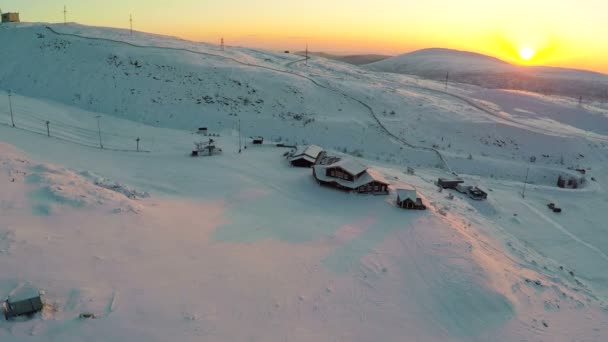 Campamento de recreación en el fondo de la montaña, vista de pájaro — Vídeos de Stock