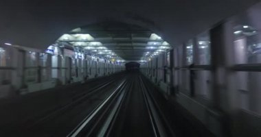 Driveless yeraltı tren istasyona geliyor