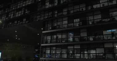 Ofis Binası geceleri için görüntüleyin