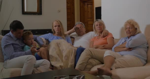 Familia frente a la TV en casa — Vídeo de stock