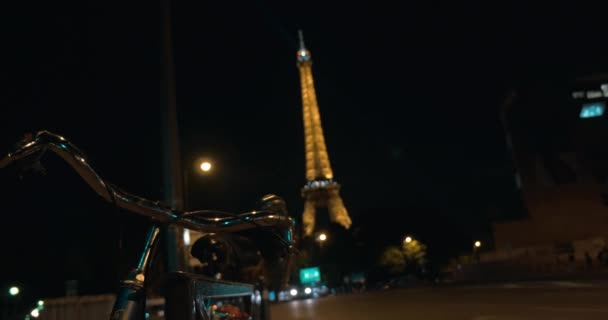 Tráfico de coches en la calle nocturna de París — Vídeo de stock