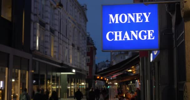 Pengar förändring banner i natt gatan — Stockvideo