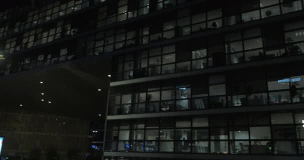 Met het oog op het kantoorgebouw bij nacht — Stockvideo