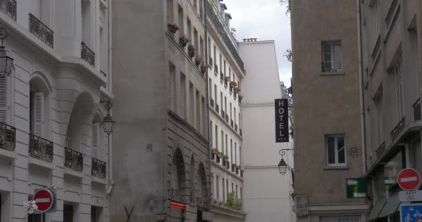 Rua parisiense com banner do hotel no edifício — Vídeo de Stock