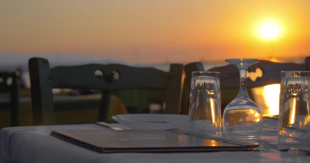 Mesa servida en restaurante al aire libre al atardecer — Vídeos de Stock