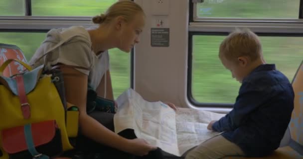 Anya és gyermeke Térkép, utazás vonattal — Stock videók