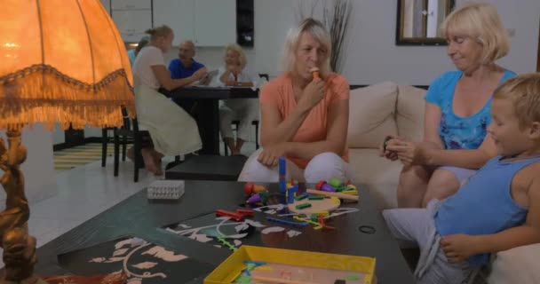 Grand-mères jouant avec petit-fils à la maison — Video