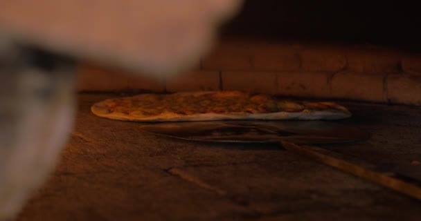 Biorąc pizza z pieca gorące — Wideo stockowe