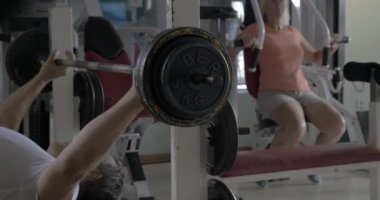 Komuta sizde ve spor salonunda çalışan kadın