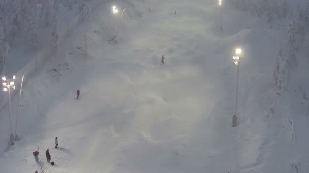 Menschen trainieren auf der Piste für Buckelpiste — Stockvideo