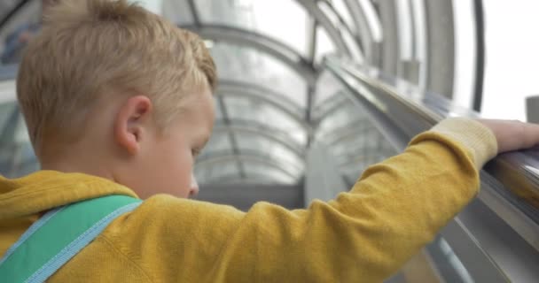 Ребенок на эскалаторе движется вверх — стоковое видео