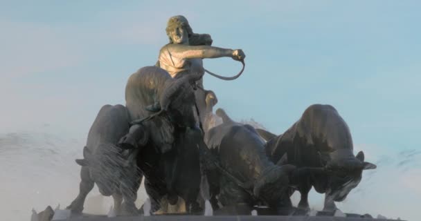 Fontaine Gefion sur fond de ciel — Video