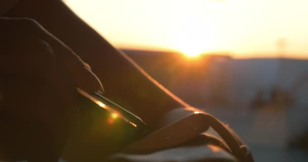 Vrouw met behulp van slimme horloge binnen bij zonsondergang — Stockvideo